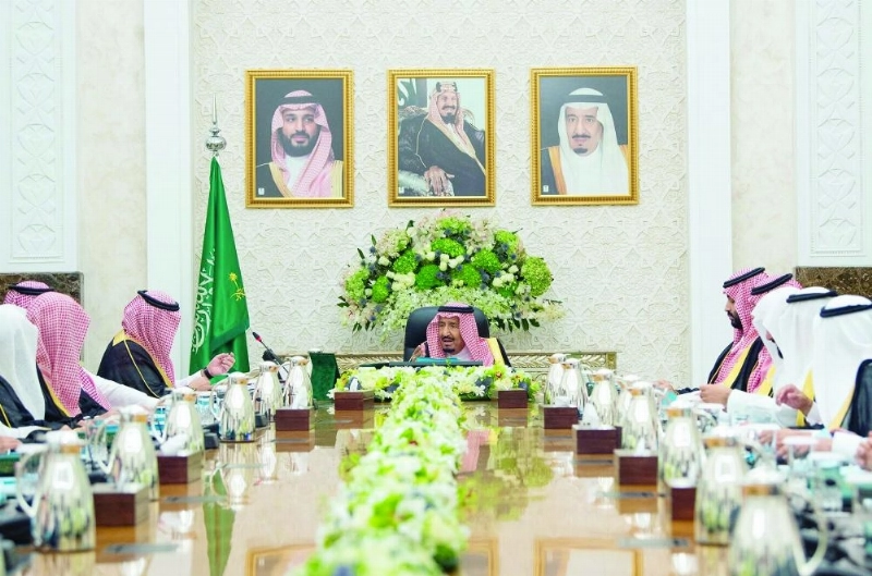الملك سلمان لدى ترؤسه جلسة مجلس الوزراء في نيوم بمنطقة تبوك أمس (واس)