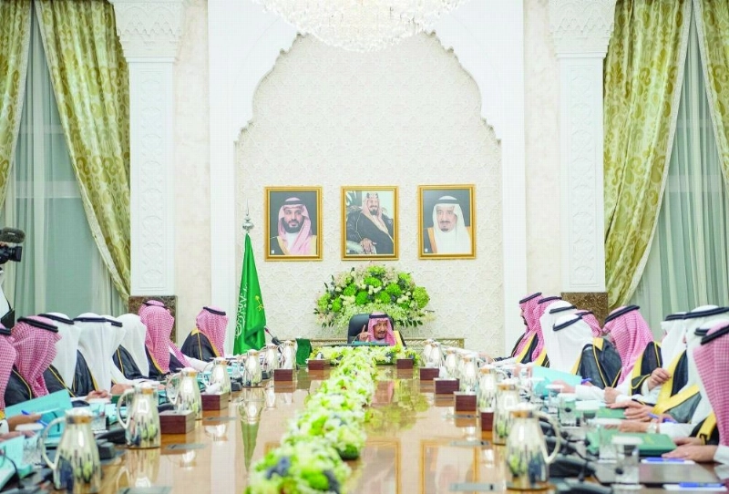 الملك سلمان لدى ترؤسه جلسة مجلس الوزراء في نيوم بمنطقة تبوك أمس (واس)