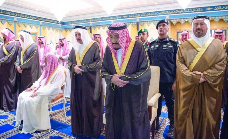 الملك سلمان خلال الصلاة على الأمير بندر بن عبدالعزيز في المسجد الحرام (واس)