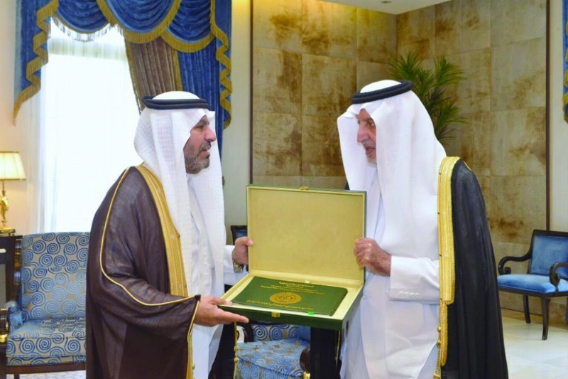 خالد الفيصل خلال تسلمه التقرير (مكة)