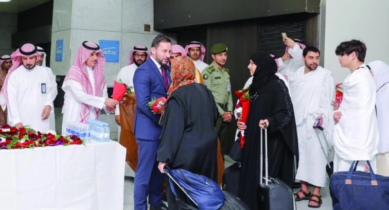 الدفعة الأولى من الضيوف لدى وصولهم إلى جدة أمس (مكة)