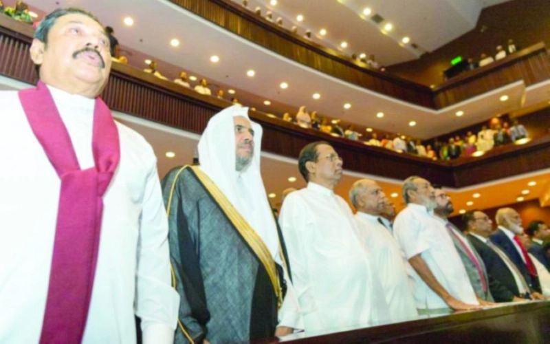 الرئيس السريلانكي والعيسى في المؤتمر (واس)