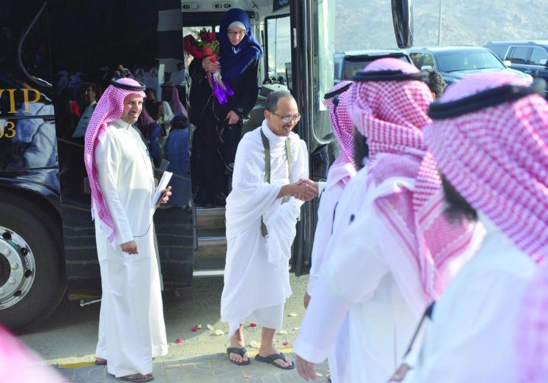 حجاج من ضيوف خادم الحرمين خلال وصولهم (مكة)