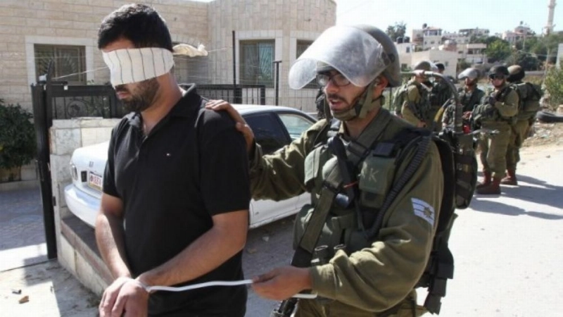جندي إسرائيلي يعتقل فلسطينيا (مكة)