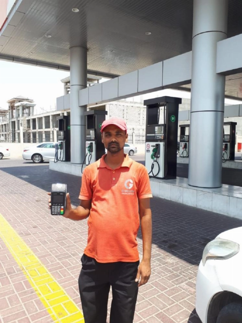 عامل يحمل جهاز دفع بإحدى المحطات (مكة)