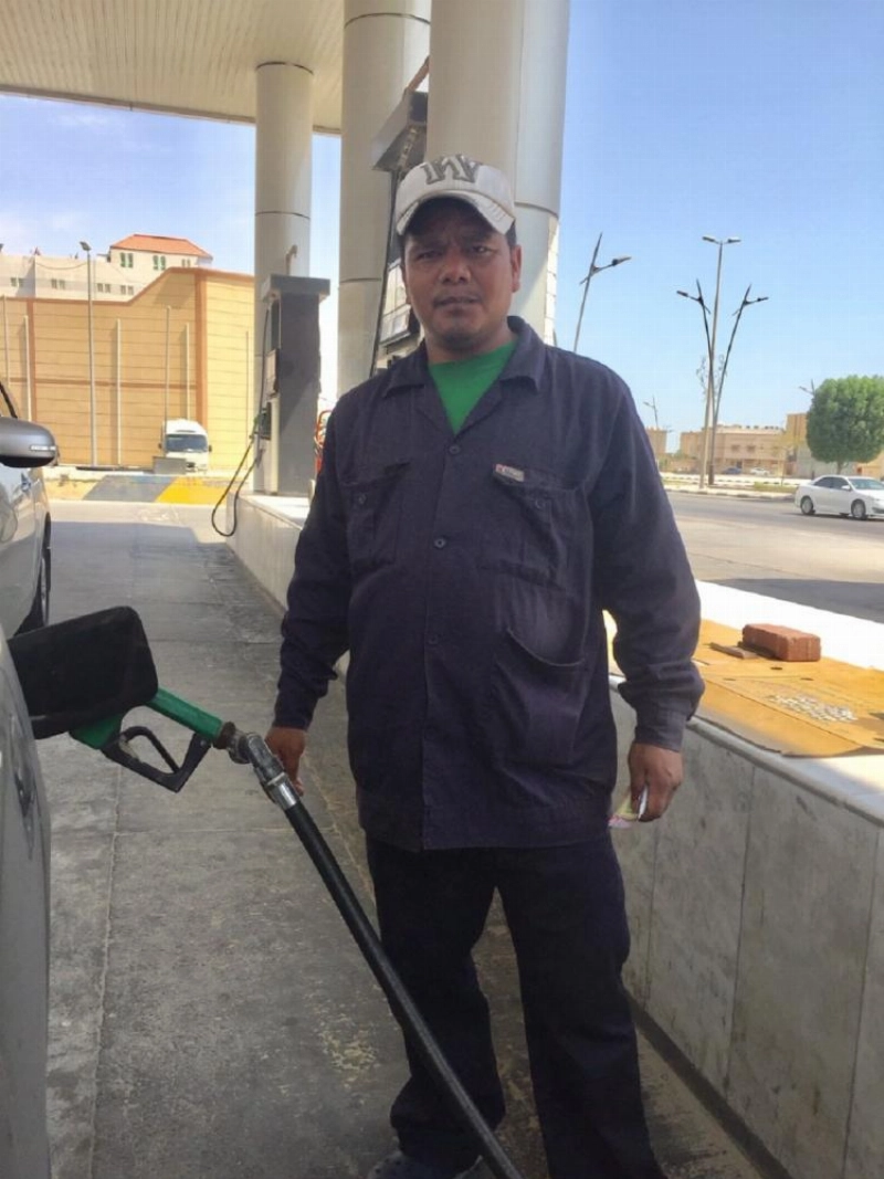 عامل بإحدى المحطات (مكة)