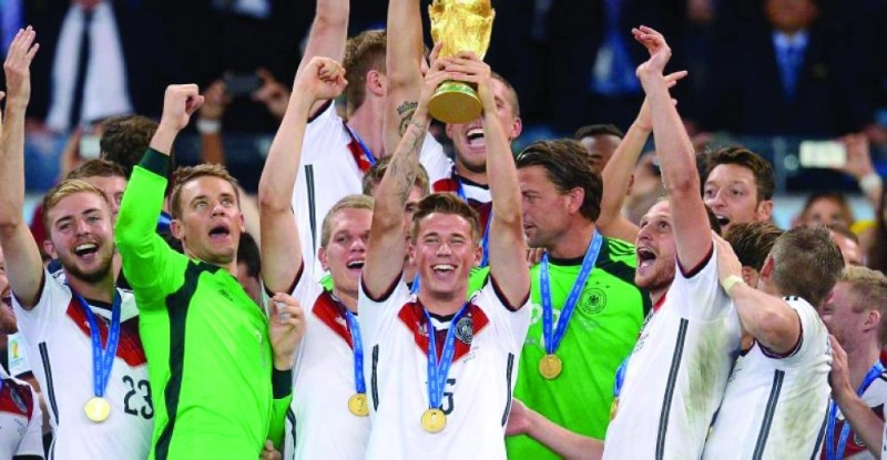 دورم حاملا كأس العالم 2014 ومتوشحا ميداليته (تويتر)