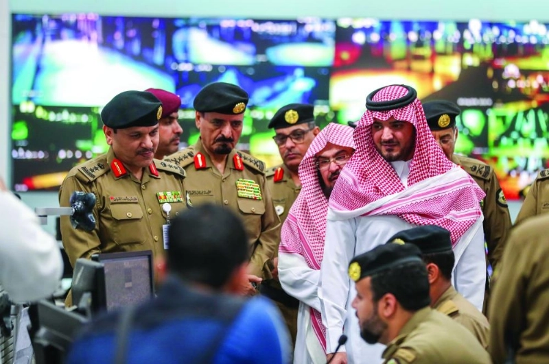 عبدالعزيز بن سعود خلال جولته التفقدية بالمسجد الحرام (واس)