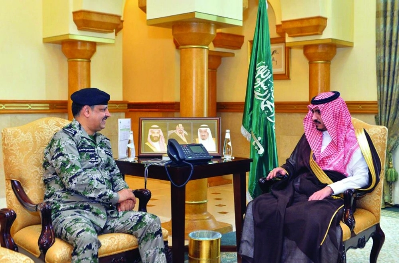 بدر بن سلطان لدى استقباله محمد الأسمري (مكة)