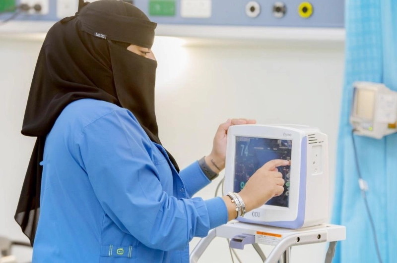 ممرضة تقيس الوظائف الحيوية لأحد الحجاج (مكة)