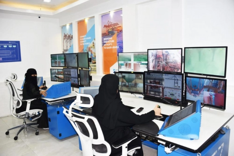 سيدتان تتابعان عمل الرافعات (ميناء الدمام)
