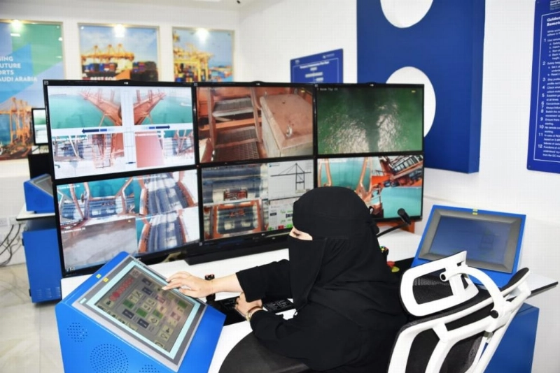 إحدى السيدات أثناء متابعة عملها (ميناء الدمام)