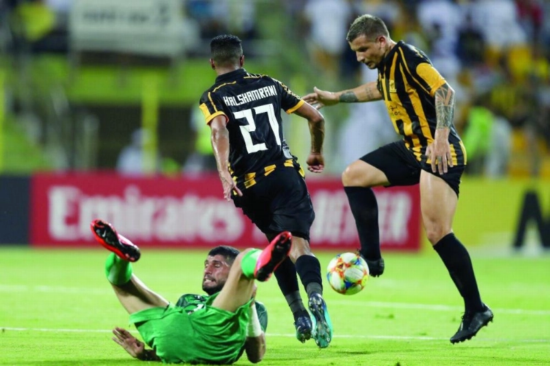 إيميليانو يقطع كرة إيرانية ويبدأ هجمة اتحادية (الاتحاد السعودي)