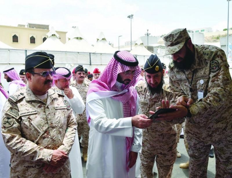 عبدالله بن بندر خلال تفقده قوات الحرس المشاركة في الحج (واس)