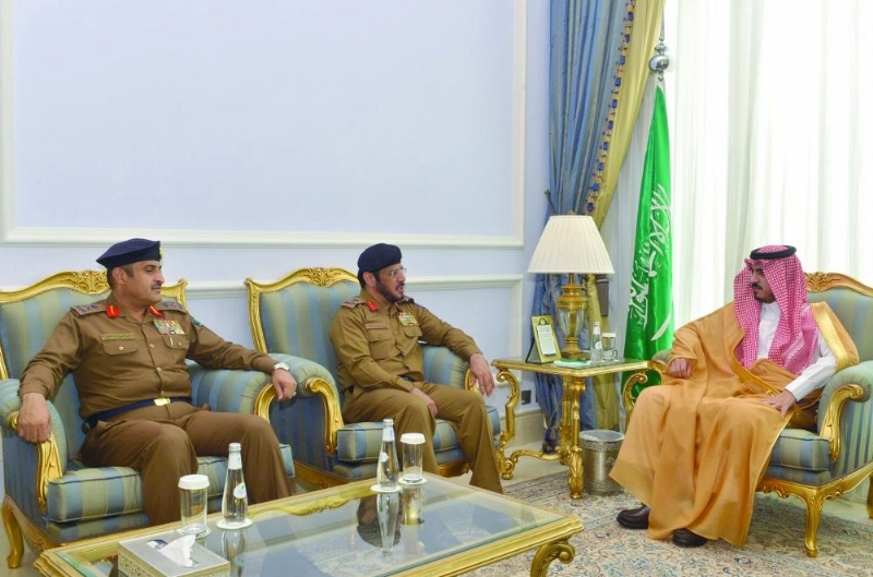 بدر بن سلطان خلال استقباله حمود الفرج (مكة)