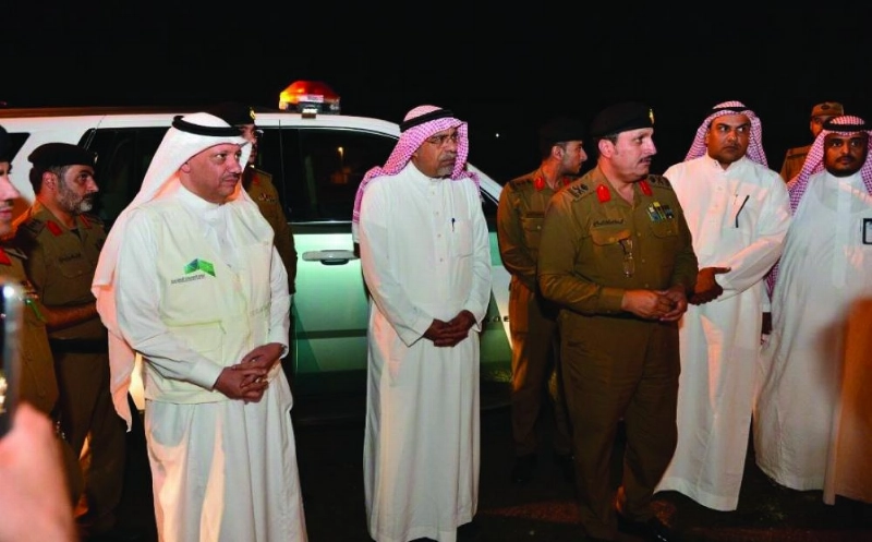محمد القويحص خلال تفقد الطريق أمس (مكة)