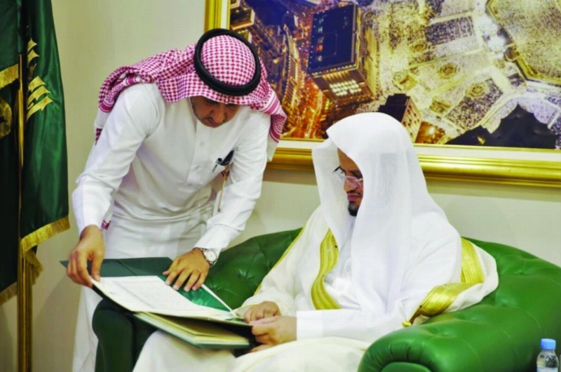 سعود المعجب خلال تفقده إجراءات الحج (واس)