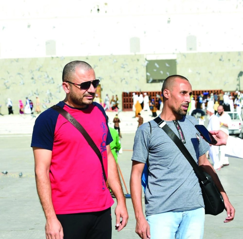 حجاج لدى مغادرتهم المدينة المنورة (مكة)
