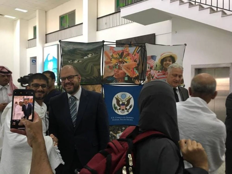 القنصل العام الأمريكي راين كليها يرحب بالمواطنين القادمين من الولايات المتحدة الأمريكية لأداء فريضة الحج