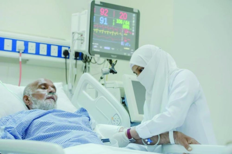الحاج رمضان يتلقى العلاج (واس)