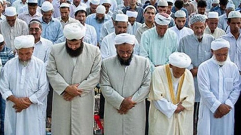 السنة في إيران يؤدون صلاتهم في ظروف صعبة