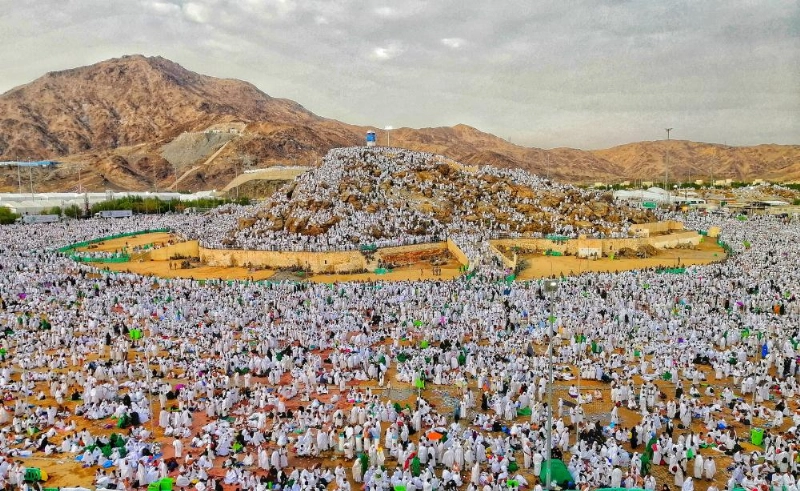 الحجاج لدى وقوفهم على صعيد عرفات أمس (أنس الحارثي)