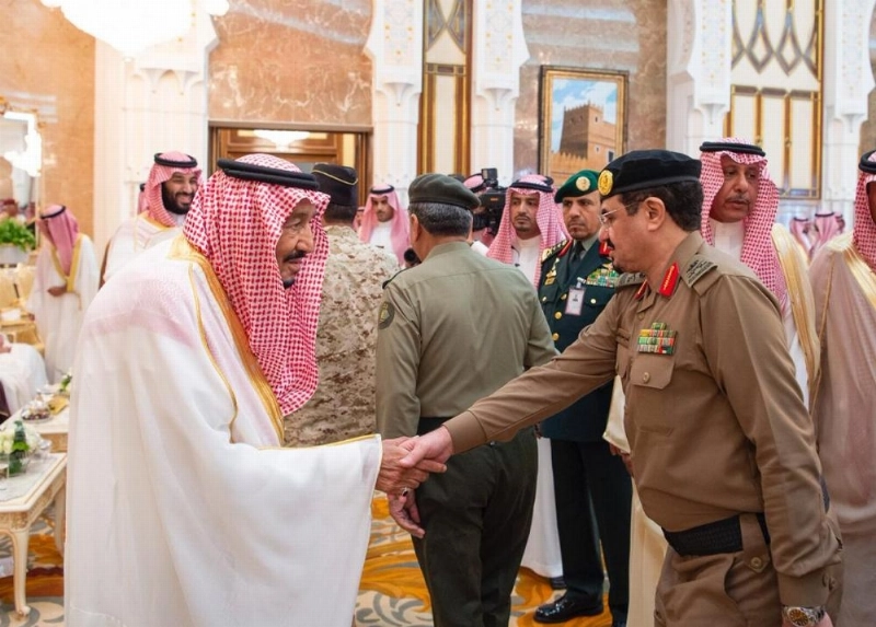 خادم الحرمين مصافحا أحد رجال الأمن (واس)