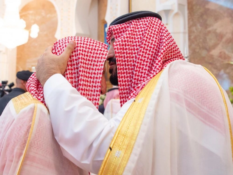 الملك سلمان وولي العهد خلال الاستقبال