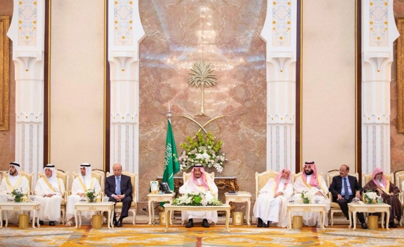 الملك سلمان لدى استقباله الرئيس اليمني والأمراء والمفتي والعلماء وكبار المدعوين والوزراء وقادة القطاعات العسكرية والكشفية المشاركة بالحج في الديوان الملكي بقصر منى أمس (واس)
