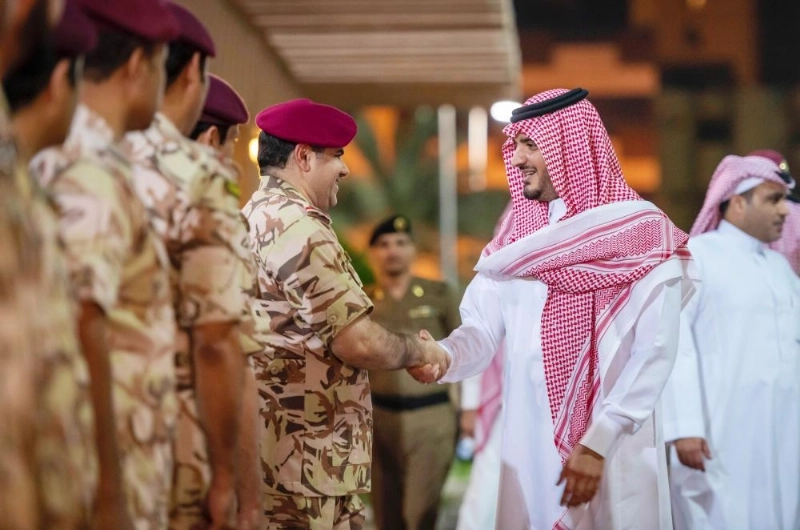 عبدالعزيز بن سعود خلال تفقده قوات الأمن الخاصة (واس)