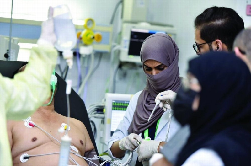 ممرضة تقدم الخدمة الطبية لأحد الحجاج