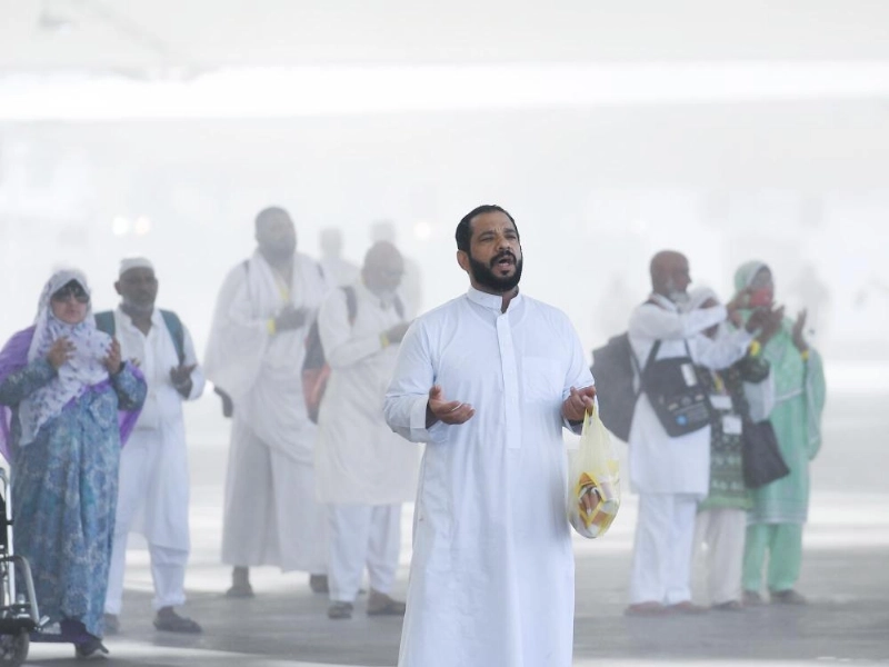حجاج يرفعون أكف الضراعة عند الرمي (واس)