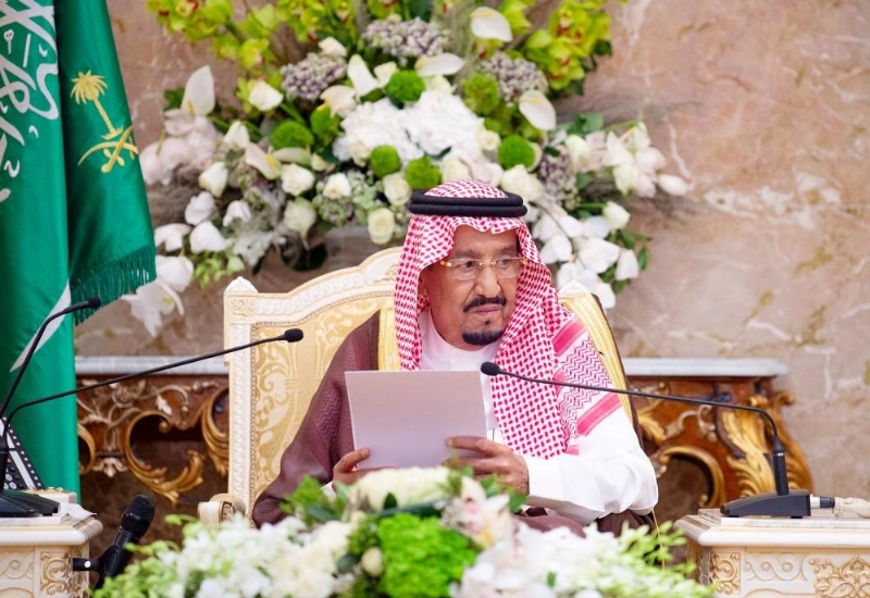 خادم الحرمين مخاطبا حضور الحفل أمس (واس)