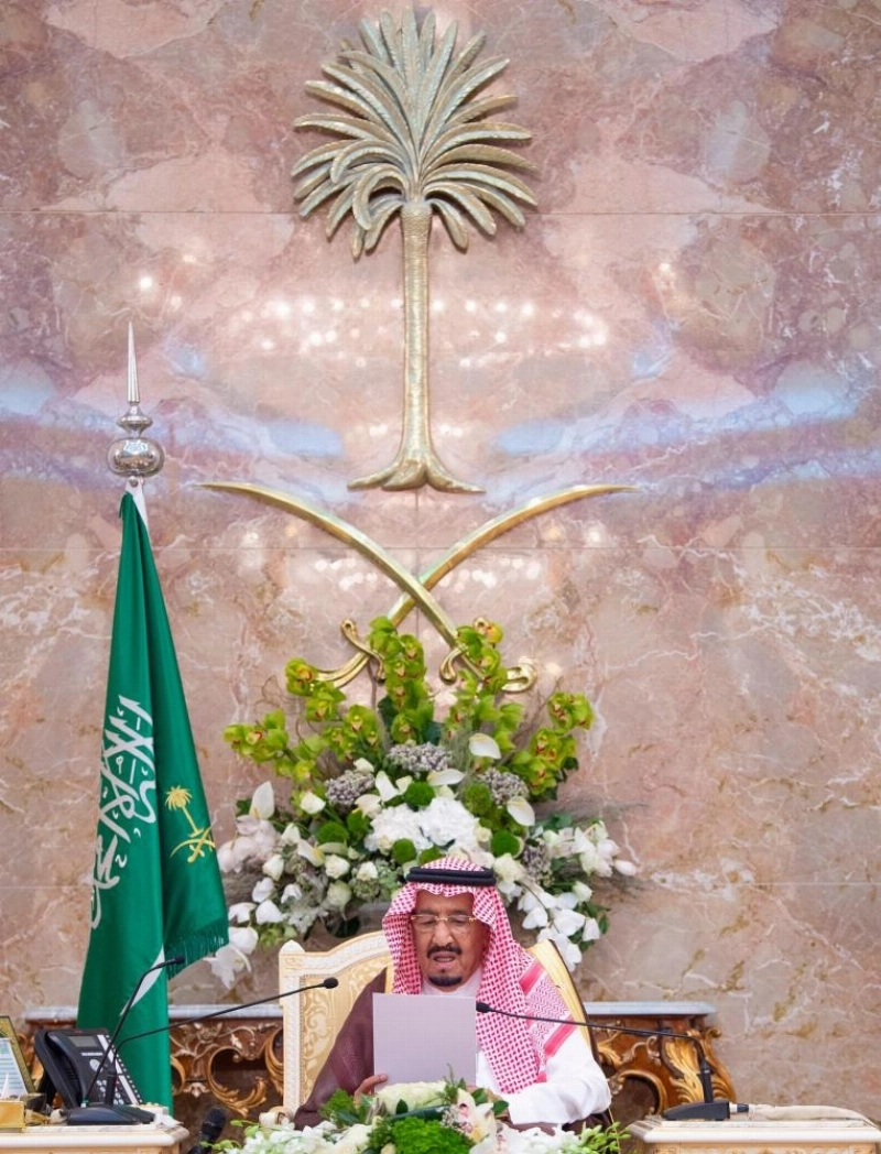 خادم الحرمين مخاطبا حضور الحفل أمس (واس)