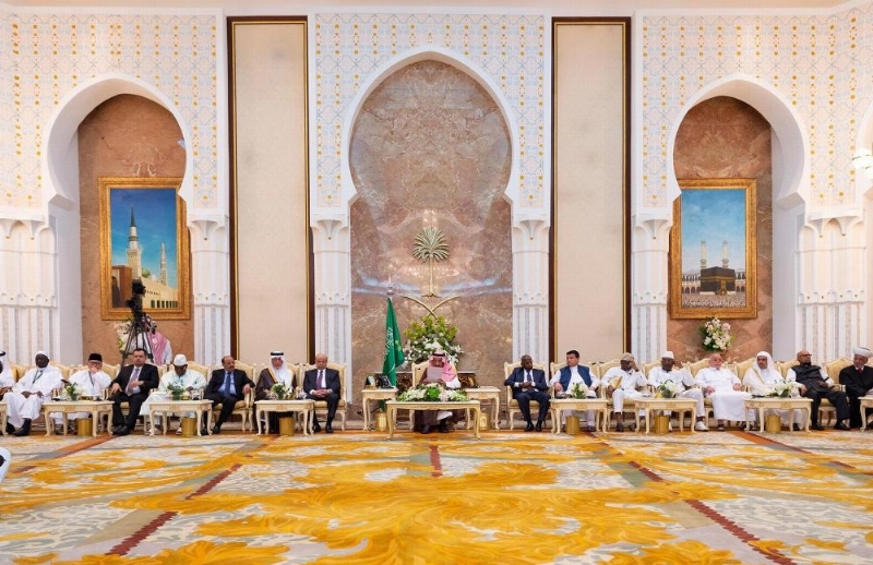 الملك سلمان خلال الحفل السنوي في قصر منى أمس (واس)