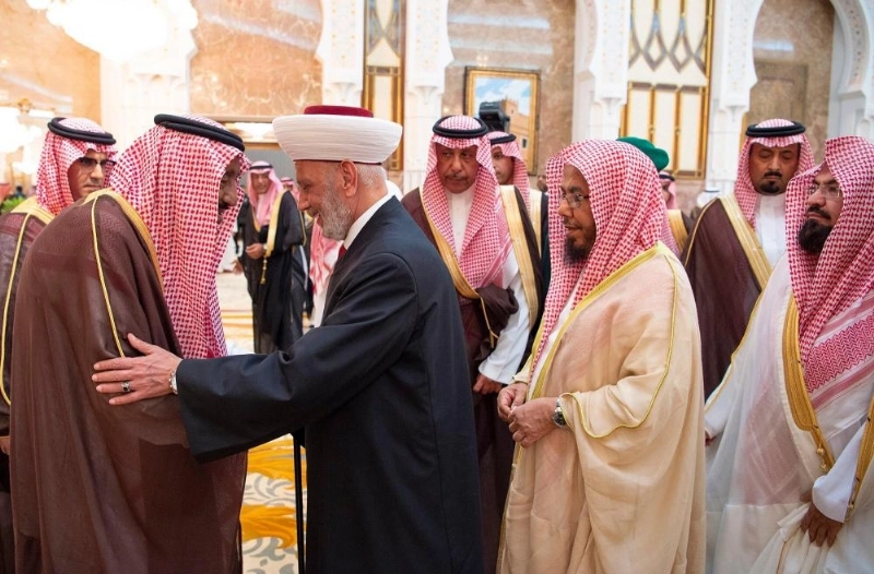جانب من استقبال خادم الحرمين لضيوف الحفل