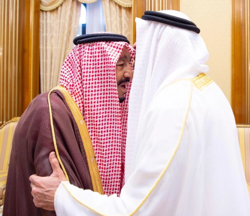الملك سلمان خلال استقباله محمد بن زايد بقصر منى أمس (واس)