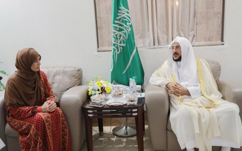 عبداللطيف آل الشيخ خلال استقباله نائلة حسن (واس)