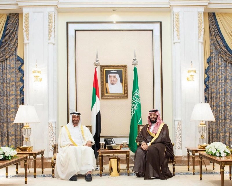 الأمير محمد بن سلمان لدى لقائه الشيخ محمد بن زايد في منى أمس (واس)