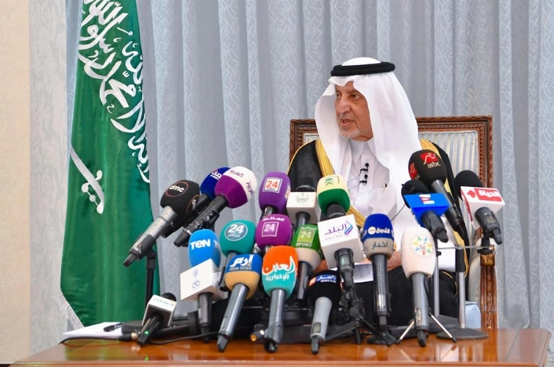 خالد الفيصل متحدثا خلال المؤتمر الصحفي أمس (مكة)