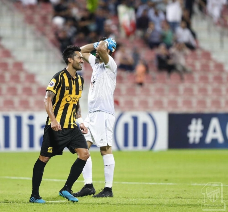 مشهد يجسد فرحة لاعب الاتحاد وحزن حارس ذوب آهن (إعلامي الاتحاد)