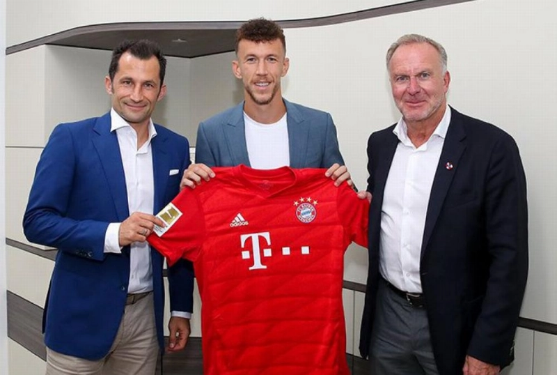 إيفان بيريسيتش يتسلم قميص البايرن (د ب أ)