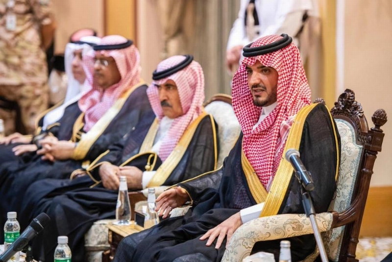 عبدالعزيز بن سعود خلال اللقاء (واس)