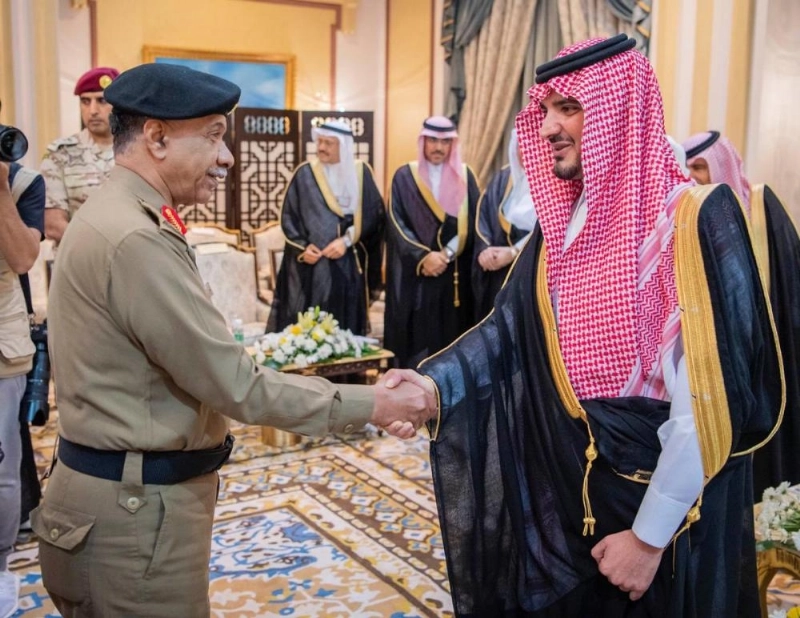 عبد العزيز بن سعود مصافحا منصور التركي