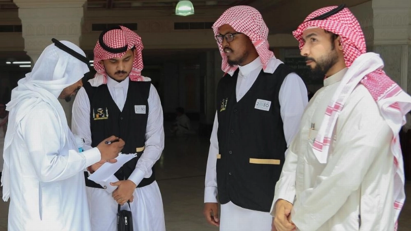 متطوعون خلال موسم الحج بالمسجد الحرام (مكة)