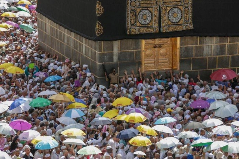 الحجاج يودعون مكة بطوافهم في المسجد الحرام