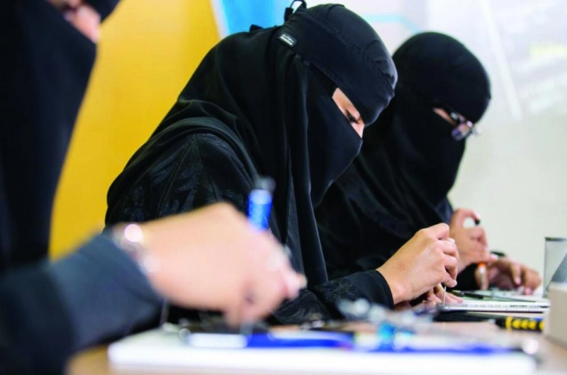 سيدات يعملن في صيانة جوالات (مكة)