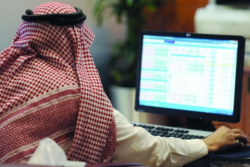 مستثمر يتابع شاشة الأسهم (مكة)