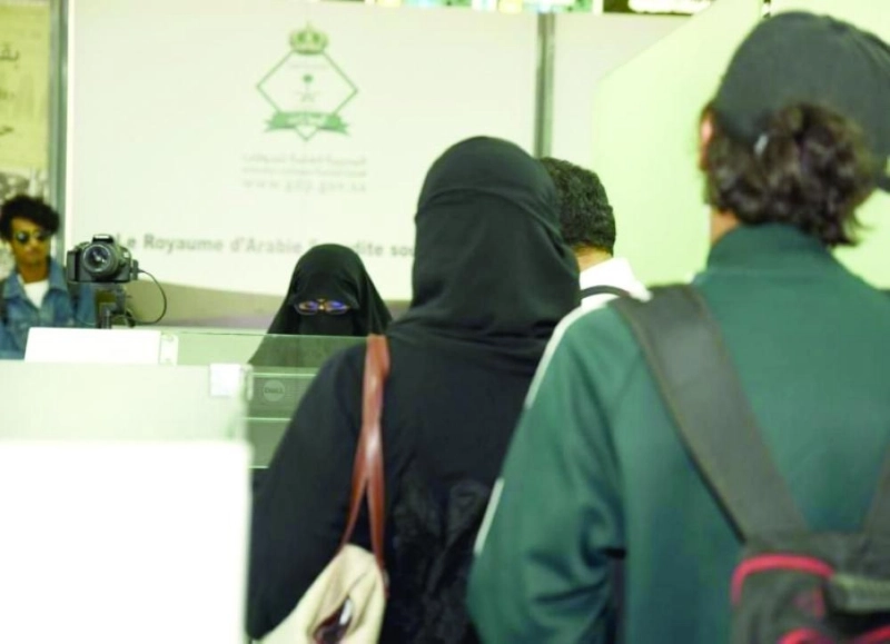 امرأة تنتظر دورها أمام كونتر الجوازات (مكة)