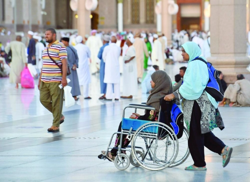 إحدى المستفيدات من كراسي خدمة كبار السن بالمسجد النبوي (واس)